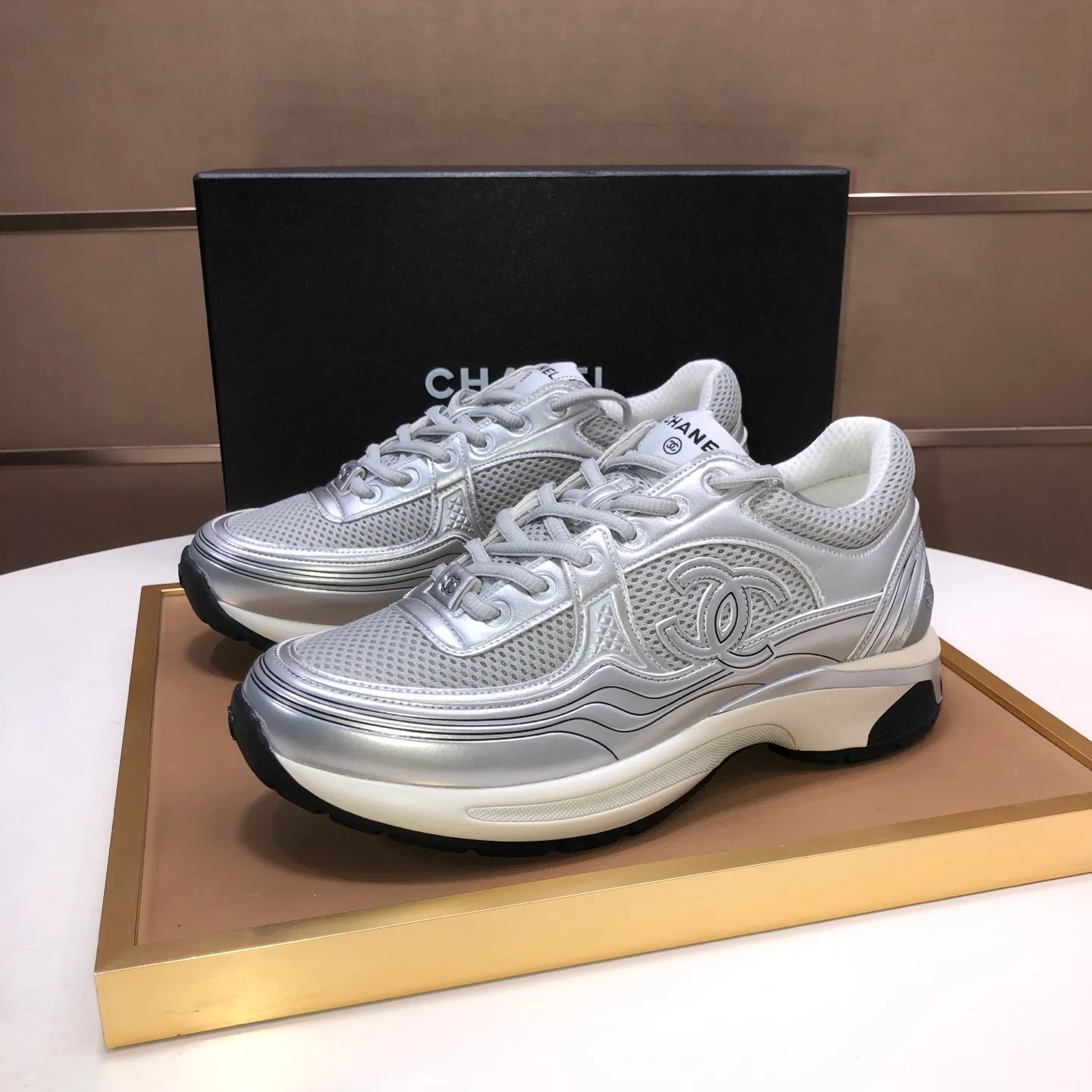 Men's shoes💰600💰【CHANEL】(Chanel couple's model)👩‍❤️‍💋‍👨The latest all-season shoes🔥🔥The ultimate derivative model. Not only are you more fashionable on your feet, but wearing flat shoes can also lengthen your overall body shape ~ "Features" The simple upper is paired with conspicuous small fragrant cloth strips, which is fashionable and high-end. 💕💕Selected Chanel fabric for the upper, comfortable and soft fabric lining available in 5 colors 🐎Size: (women's 35-39, customized 40. Men's 38-44, customized 45)
